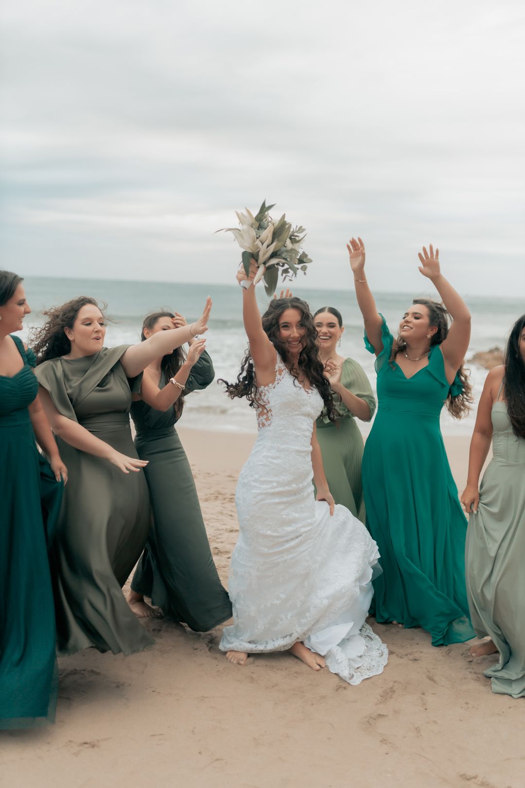 Fotografia de referência: noiva celebrando com as madrinhas na praia, por Alexander Mass